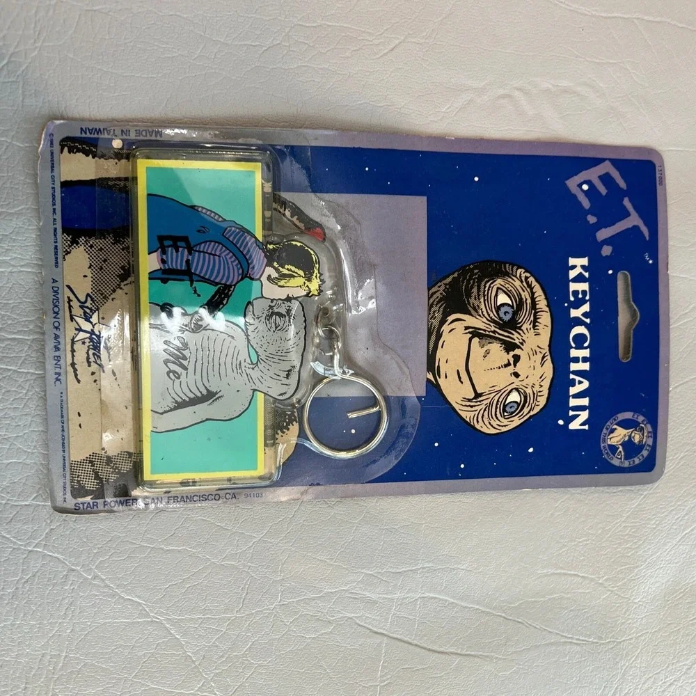 ET Extra Terrestrial Plastic Keychain 1982 Gertie and ET‎ Made in Taiwan